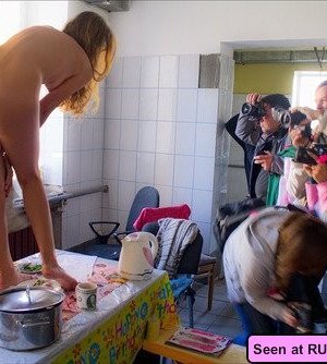 Пьяные неразборчивые девки развлекаются: показывают с удовольствием свои сочные сиськи