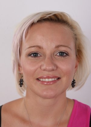 Блондинка на порно кастинге снимает все белье и оголит свои аккуратные сексуальные соски