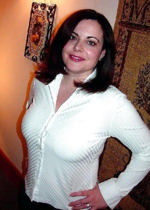 Брюнетка разделась, по-позировала и взяла за щеку толстый член