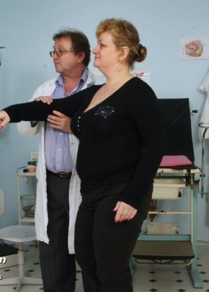 Врач со всех сторон осматривает зрелую пациентку, но больше всего внимания уделяет ее пизде