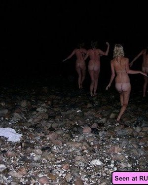 Раскованные девки в любых местах показывают свои голые сексуальные тела