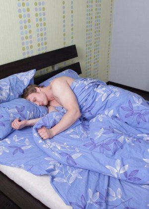 Парню сделали минет красивая брюнетка и самый настоящий педик
