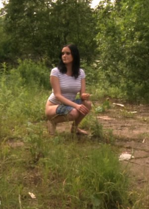 Брюнетка отошла пописать в кусты, но была схвачена тремя парнями, они устроили ей жесткое порево