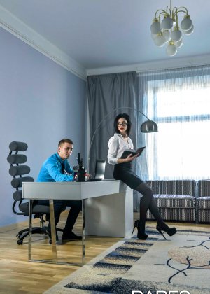 Шери Ви давно хотела дать повышение своему лучшему сотруднику, но чтобы доказать свою профпригодность, ему пришлось трахнуть начальницу