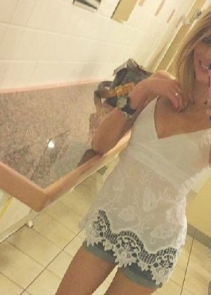 Горячая, худенькая блондинка фоткает себя в зеркало