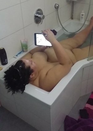 Женщина настолько пышная, что не помещается в ванну – при этом она играется с планшетом и не стесняется камеры
