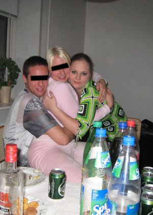 Девушки напиваются и устраивают мощную оргию на весёлой домашней вечеринке