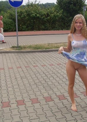 Раскованная блондинка не стесняется удивленных взглядов, когда гуляет по улицам своего города