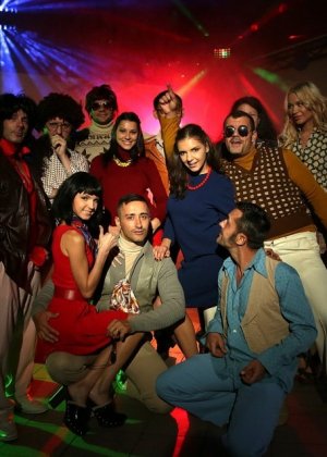 Две горячие штучки удовлетворяют одного мужика, за ними наблюдают зрители, секс шоу обещает быть скандальным и эффектным