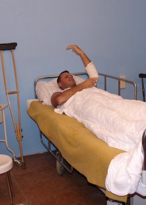 Жена и ее подруга пришли навестить мужа, а он засунул им свой хуй в анал