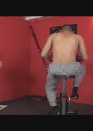 Секс с жирной в спортзале