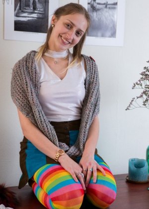 Катерина засунула трусики во влагалище