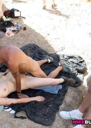 Жена соседа любит сосать сразу несколько хуев