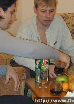 Вдвоем выебали женщину после небольшого застолья