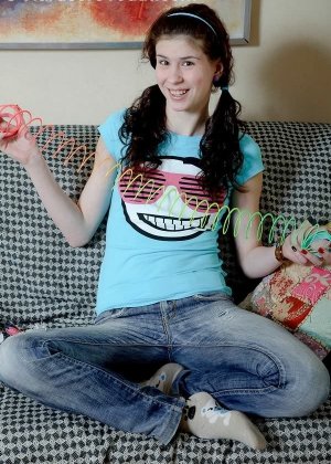 Худая русская девушка и ее друг с большим хуем