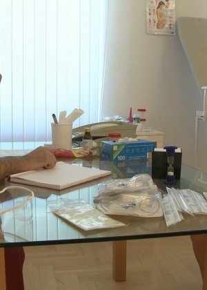 Гинеколог соблазнился Мартой и выебал ее в очко