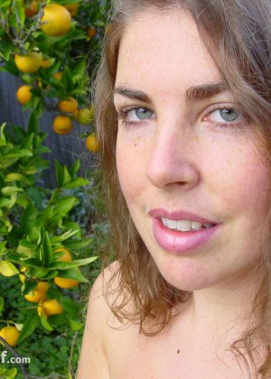 Крупные планы обнаженного тела сисястой женщины