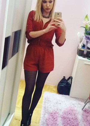 Сексуальные сербки на каблуках и в юбках