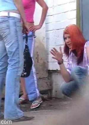 Пьяная студентка ссыт за гаражами