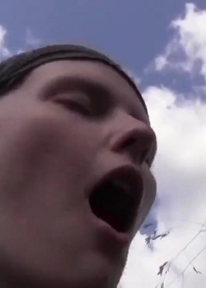 Неплохо трахнул в зад молодую телку на природе