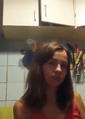 24-летняя девушка делает первый в своей жизни минет