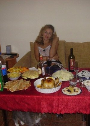 Красивая зрелая служанка была запечатлена в откровенном наряде