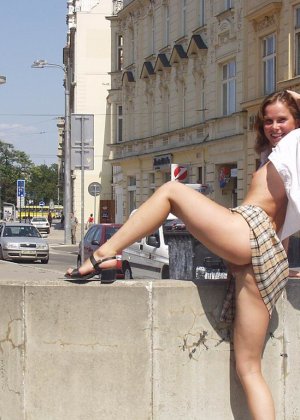 Распутная телочка гуляет по улицам красивого города и при этом оголяется на глазах у шокированного народа