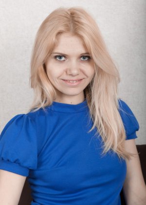 Молодая блондинка сняла с себя синее платье, оголив очень волосатую пизду