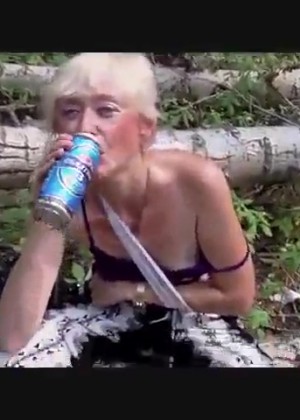 Прикольная зрелая алкашка сосет в кустах